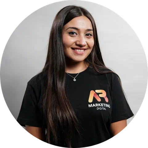 Camila Vasquez, Comunicaciones